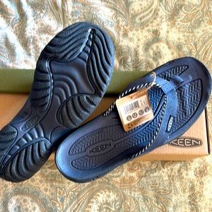 BNWT Keen Kona flip flops.